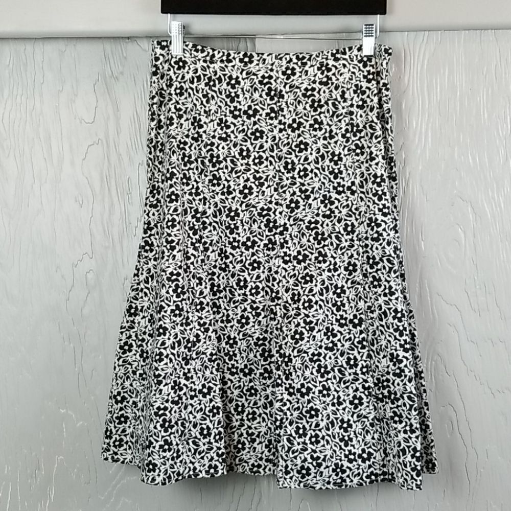 💚5/$20💚 LIZ CLAIBORN black and white floral skirt
